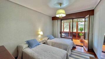 4 bedrooms, iron/ironing board, travel crib, free WiFi