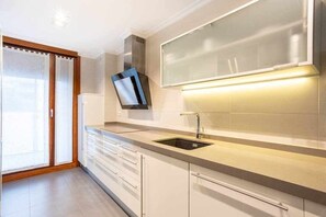 Kjøleskap, mikrobølgeovn, ovn og oppvaskmaskin