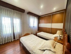 2 chambres, fer et planche à repasser, lit parapluie, Wi-Fi gratuit