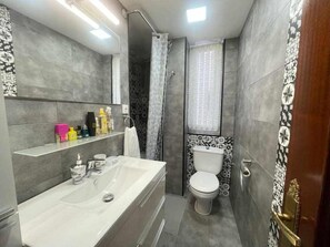 Sèche-cheveux, serviettes fournies