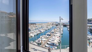A marina with numerous boats docked in a harbor. - Old Port, Apartamento con Vistas al Puerto (Bermeo)