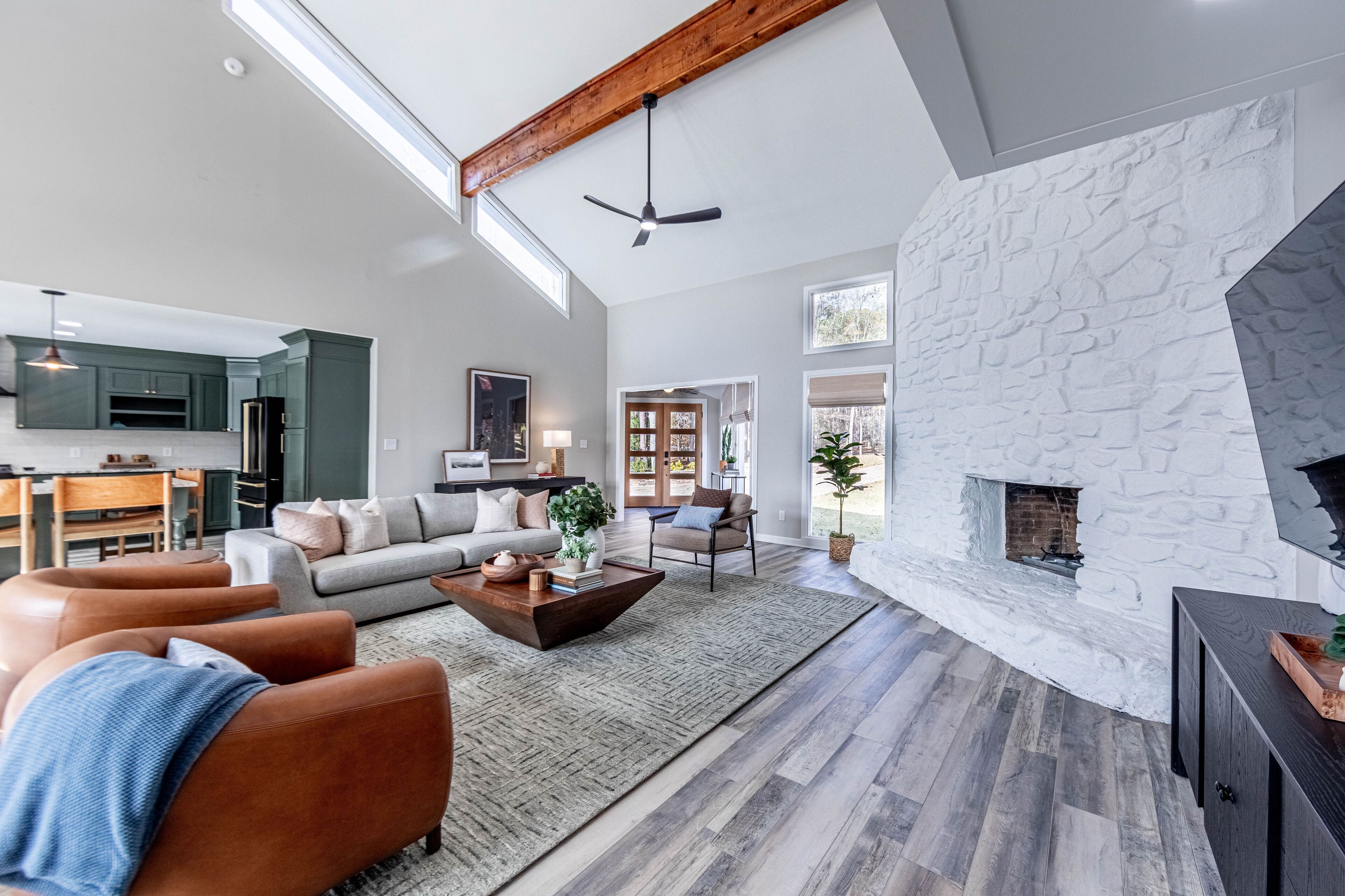 Televisión y chimenea 