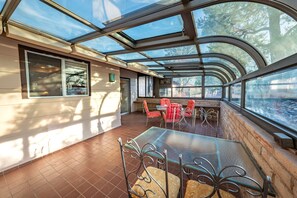 Outdoor dining - Vintage Charm A Cozy Getaway With A Blast From the Past With Hot Tub (Sedona)