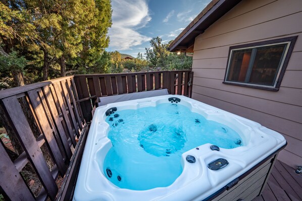 Outdoor spa tub - Vintage Charm A Cozy Getaway With A Blast From the Past With Hot Tub (Sedona)