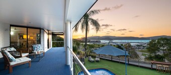 'Sail Away' Airlie Beach house with Marina Views (Pet Friendly on application)