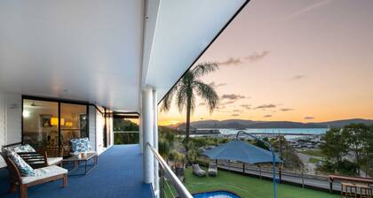 'Sail Away' Airlie Beach house with Marina Views (Pet Friendly on application)
