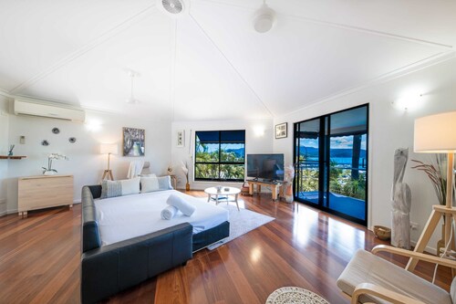 'Sail Away' Airlie Beach house with Marina Views (Pet Friendly on application)