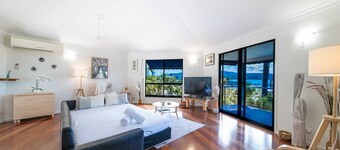 'Sail Away' Airlie Beach house with Marina Views (Pet Friendly on application)