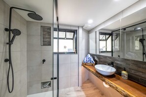 Shower, hair dryer, towels - 'Sail Away' Airlie Beach house with Marina Views (Pet Friendly on application) (Airlie Beach)