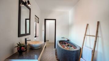 Habitación Deluxe con 1 cama matrimonial o 2 individuales, tina, vista a la ciudad | Baño | Regadera tipo lluvia, amenidades de baño gratuitas, secadora de cabello