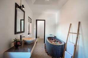Deluxe Double or Twin Room, Bathtub, City View | Bathroom | Rainfall showerhead, free toiletries, hair dryer, bathrobes - RESIDENCE 1960 (Siem Reap)