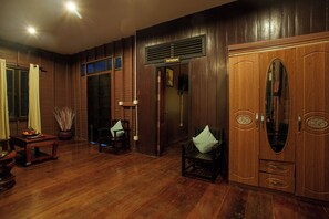Classic-Suite, 2 Schlafzimmer, Verbindungszimmer, Blick auf den Innenhof | 1 Schlafzimmer, hochwertige Bettwaren, Minibar, Zimmersafe