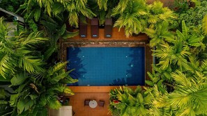 Outdoor pool, pool umbrellas, sun loungers - RESIDENCE 1960 (Siem Reap)