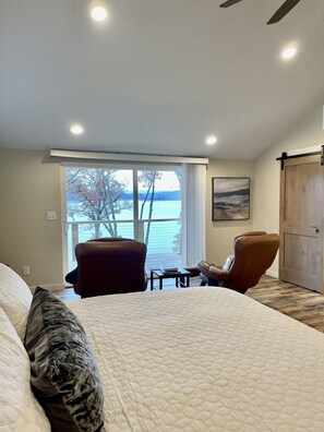 5 bedrooms, iron/ironing board, travel crib, free WiFi - Lakefront Luxury! Direct Water Access, Spa, Fire Pit & Boat Launch-Sleeps 17 (Rogers)