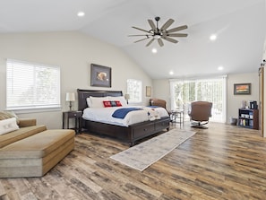 5 bedrooms, iron/ironing board, travel crib, free WiFi - Lakefront Luxury! Direct Water Access, Spa, Fire Pit & Boat Launch-Sleeps 17 (Rogers)