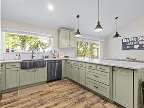 Fridge, microwave, oven, stovetop - Lakefront Luxury! Direct Water Access, Spa, Fire Pit & Boat Launch-Sleeps 17 (Rogers)