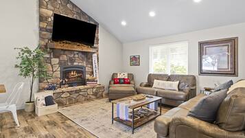 Smart TV, chimenea, libros