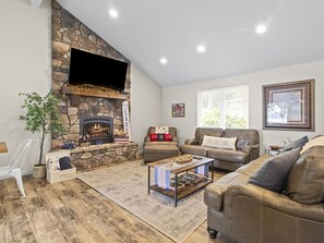 Smart TV, fireplace, books - Lakefront Luxury! Direct Water Access, Spa, Fire Pit & Boat Launch-Sleeps 17 (Rogers)