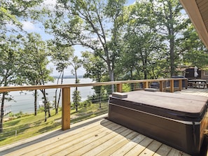 Terrace/patio - Lakefront Luxury! Direct Water Access, Spa, Fire Pit & Boat Launch-Sleeps 17 (Rogers)