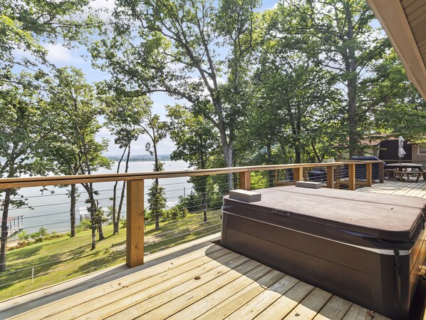 Terrace/patio - Lakefront Luxury! Direct Water Access, Spa, Fire Pit & Boat Launch-Sleeps 17 (Rogers)
