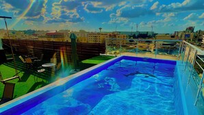 A rooftop pool with a clear view of the cityscape in the background. - Royal Group Hotel Irbid (Irbid)