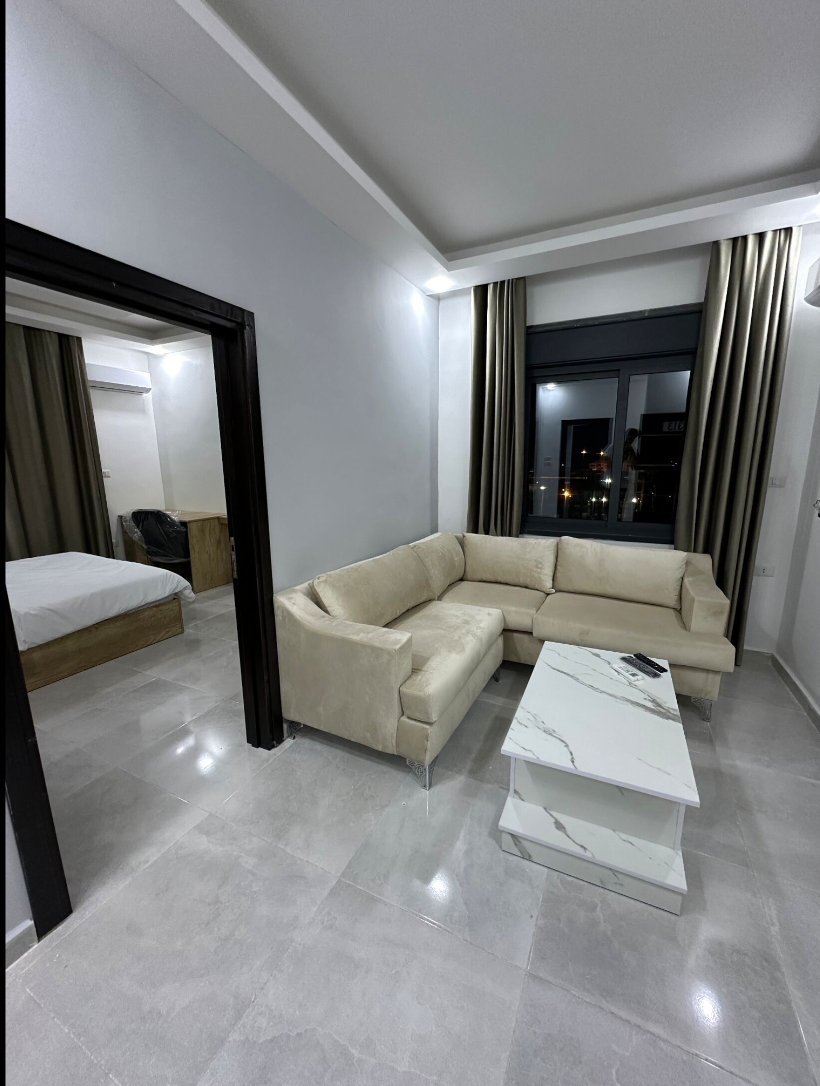 جناح سوبيريور - غرفتا نوم - منظر للمدينة | ملاءات للفراش لا تسبب الحساسية وأسرّة بإسفنج يتكيف مع شكل الجسم ومكتب