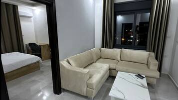 Superior suite, 2 slaapkamers, uitzicht op de stad | 1 slaapkamer, hypoallergeen beddengoed, bedden met traagschuimmatrassen