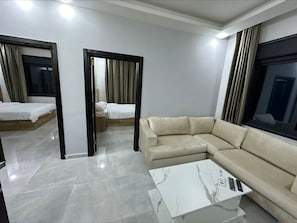 Superior-Suite, 2 Schlafzimmer, Stadtblick | Allergikerbettwaren, Betten mit Memory-Foam-Matratzen, Schreibtisch