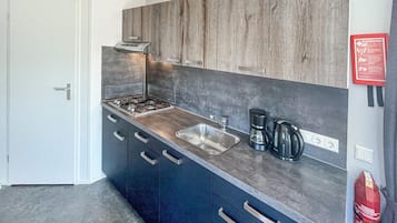 Kühlschrank, Herdplatte, Wasserkocher mit Kaffee-/Teezubehör