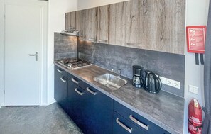 Refrigerador, microondas, parrilla de estufa y cafetera y tetera 