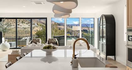 Lake Chelan Luxury Villa – Stunning Views l Beach • Pool • Spa • Sauna