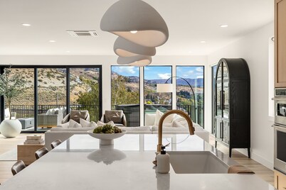  Lake Chelan Luxury Villa – Stunning Views l Beach • Pool • Spa • Sauna