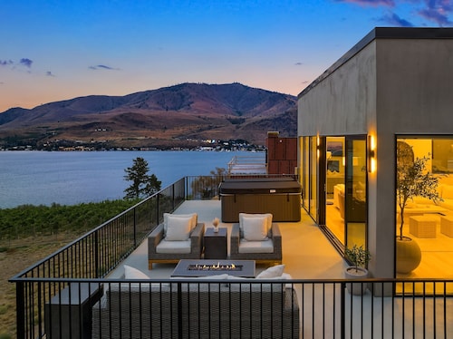  Lake Chelan Luxury Villa w/ Views•Private Beach•Marina•Pool•Spa•Sauna-Sleeps 24