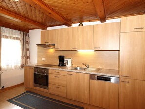 Fridge, oven, stovetop, dishwasher - Cosy holiday apartment with a magnificent view (Bruck am Ziller)