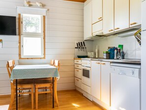 Refrigerador, microondas, lavavajillas, utensilios de cocina