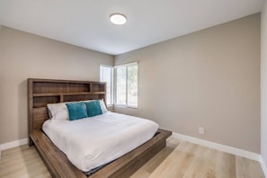 4 Schlafzimmer, Schreibtisch, Bügeleisen/Bügelbrett, WLAN