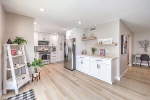 冷蔵庫、電子レンジ、オーブン、コンロ