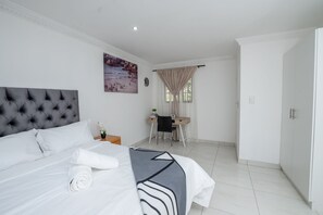1 bedroom, iron/ironing board, WiFi, bed sheets - The cottage is your home away from home. Nestled in the heart of Fourways. (Sandton)
