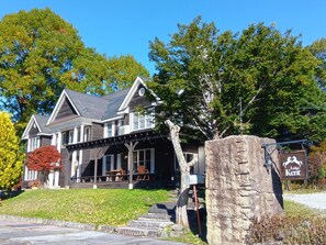 A two-story house with a porch, a mailbox, and a sign that reads "Lodge Kent". - Lodge Kent (Hokuto)