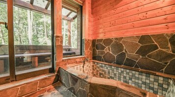 Bañera con ducha, artículos de tocador gratuitos, secador de pelo