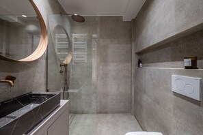 シャワー、ヘアドライヤー、タオル