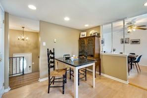 Un espace repas comprenant une table, des chaises et un ventilateur de plafond.