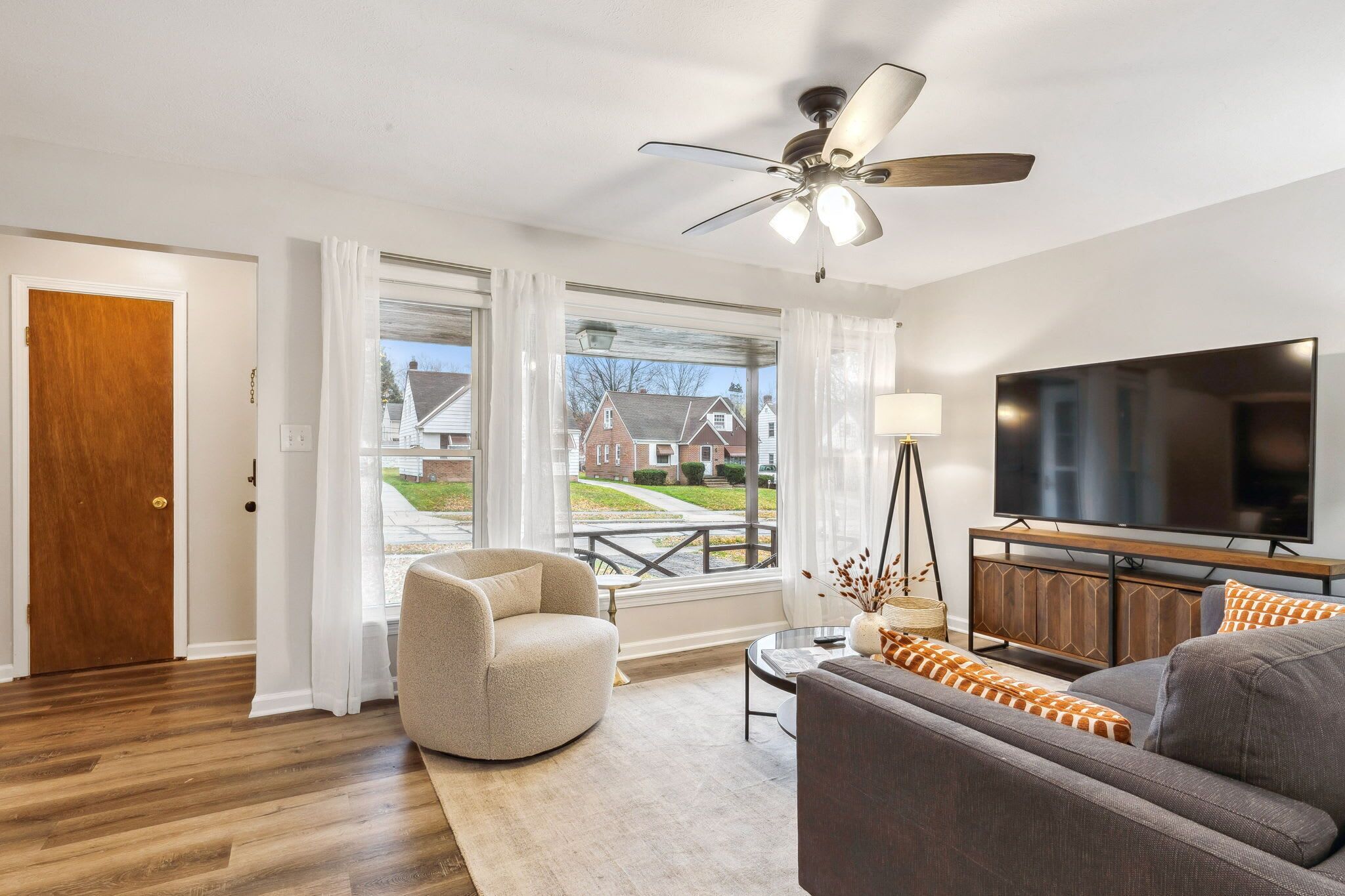 Televisión y oficina 