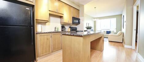 Appartement Galerie | Cuisine privée | Réfrigérateur grande capacité avec congélateur, four à micro-ondes