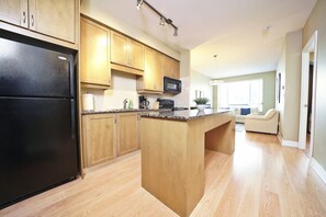 Gallery Apartment | Private kitchen | Full-size fridge, microwave, oven, stovetop - RivetStays - The Infinity (Toronto)