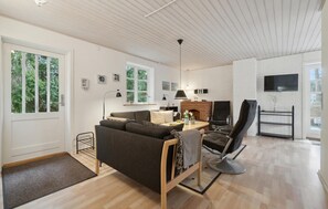 TV - 3 bedroom nice home in Nexø (Nexø)