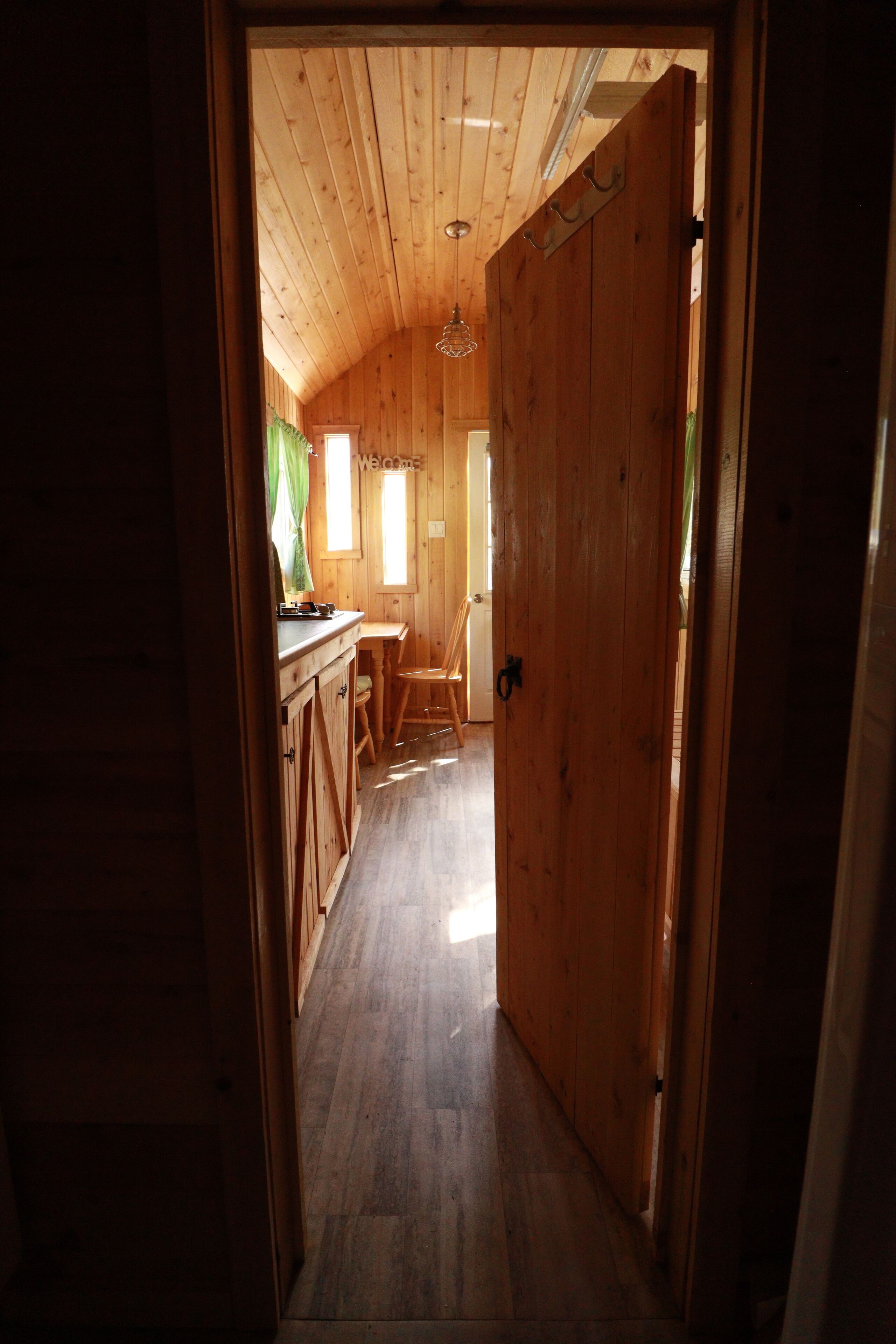 Un intérieur en bois comprenant un coin cuisine, une table à manger et une chaise.