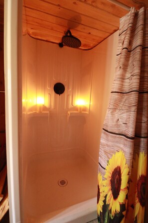 Hair dryer, towels, soap, shampoo - Waterfront Tiny House near Pomquet Beach- Winterized (Antigonish)