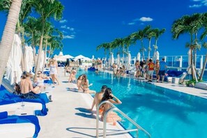Utomhuspool och uppvärmd pool