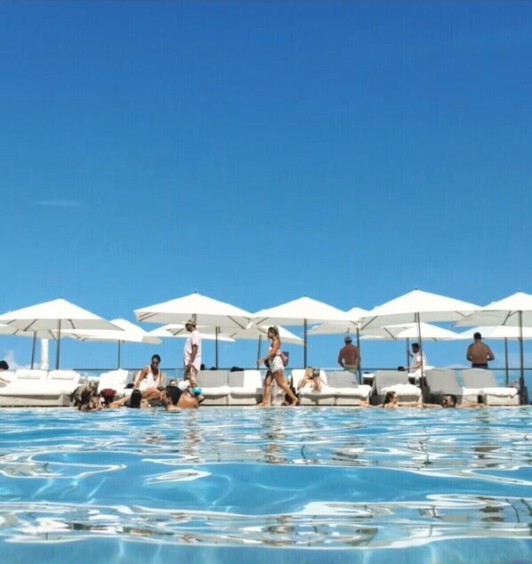 Una piscina al aire libre, una piscina climatizada